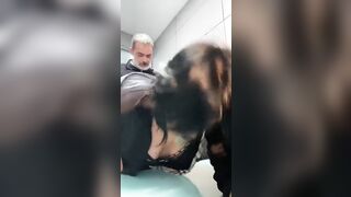 Impiegata zoccola scopata a pecora sulla scrivania in Ufficio