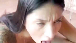 Cornuto offre la moglie al trans cazzuto