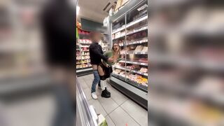 Pornostar italiana succhia cazzo al supermercato