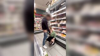 Pornostar italiana succhia cazzo al supermercato