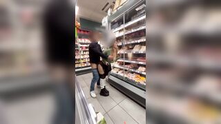 Pornostar italiana succhia cazzo al supermercato