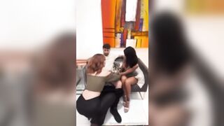 Margot con amica fanno un pompino al marito maiale