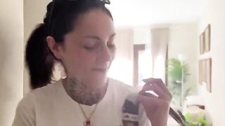 Mandrillo napoletano non riesce a resistere e chiede subito di scopare