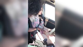 Ragazzo gay nero succhia un bel cazzo duro della trans