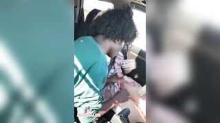 Ragazzo gay nero succhia un bel cazzo duro della trans