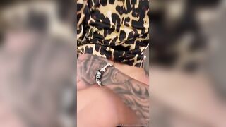 Maschio porco scopa la sua donna in cucina