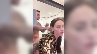 Maschio porco scopa la sua donna in cucina