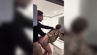 Maschio porco scopa la sua donna in cucina