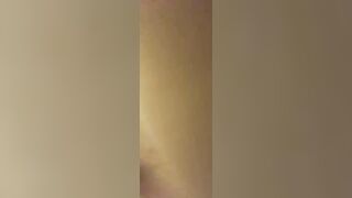 Il maiale arrapato sborra le tette della sua mogliettina troia