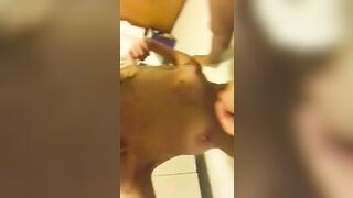 Il maiale arrapato sborra le tette della sua mogliettina troia