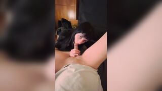 Ragazza italiana carina fa un ottimo bocchino al compagno