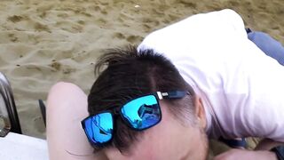 Marito porco lecca la passera alla moglie in spiaggia