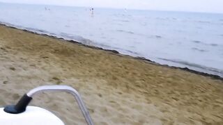 Marito porco lecca la passera alla moglie in spiaggia