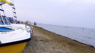 Marito porco lecca la passera alla moglie in spiaggia