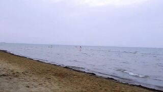 Marito porco lecca la passera alla moglie in spiaggia