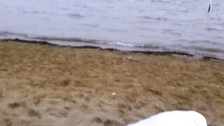 Marito porco lecca la passera alla moglie in spiaggia