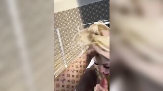 Bionda tettona brava a succhiare cazzi