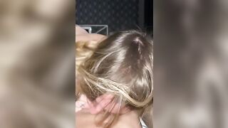 Bionda tettona brava a succhiare cazzi