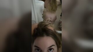 La mia zoccola che in ginocchio me lo succhia