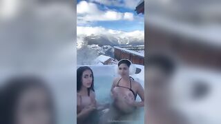 Fanno le puttane per convincere l'amico a scoparle