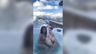 Fanno le puttane per convincere l'amico a scoparle