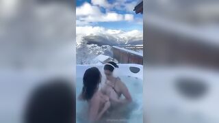 Fanno le puttane per convincere l'amico a scoparle