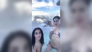 Fanno le puttane per convincere l'amico a scoparle