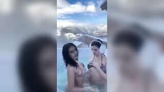 Fanno le puttane per convincere l'amico a scoparle