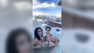 Fanno le puttane per convincere l'amico a scoparle