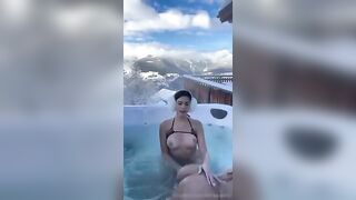 Fanno le puttane per convincere l'amico a scoparle