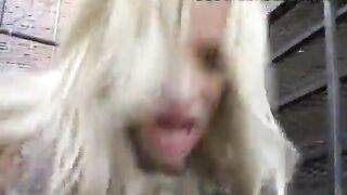 La bella puttanella scopa in un vicolo