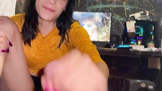 Pompinazzo e sega coi piedi dalla fidanzata porcellina