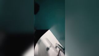 Video porno amatoriale selfie al bagno della discoteca con compagna di banco