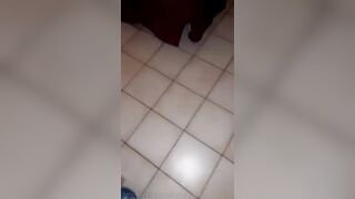 Trans tettona eccitatissima attende l'uccello in culo