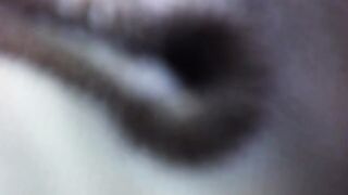 Il puttaniere nero cattura una battona