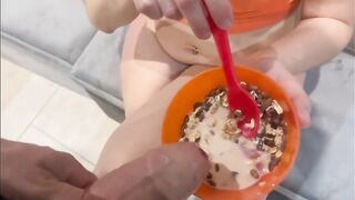 Anteprima del video: Milf italiana mangia sperma a colazione