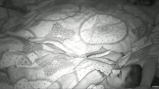 Ripresi di notte mentre trombano di fianco all'amica che dorme