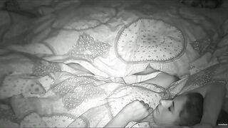 Ripresi di notte mentre trombano di fianco all'amica che dorme