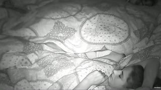 Ripresi di notte mentre trombano di fianco all'amica che dorme