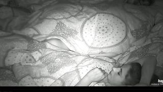 Ripresi di notte mentre trombano di fianco all'amica che dorme