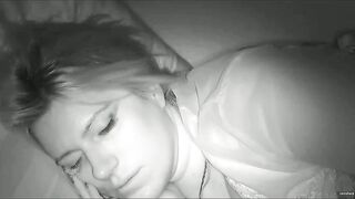 Anteprima del video: Ripresi di notte mentre trombano di fianco all'amica che dorme