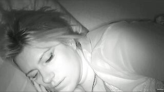 Ripresi di notte mentre trombano di fianco all'amica che dorme