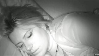 Ripresi di notte mentre trombano di fianco all'amica che dorme