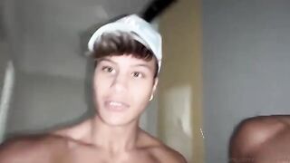 Donna delle pulizie trombata da due fratelli maiali