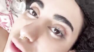 Donna delle pulizie trombata da due fratelli maiali