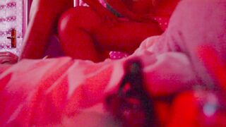 Lui scopa il culo della sua giovane ragazza