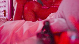 Lui scopa il culo della sua giovane ragazza