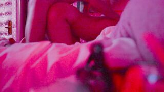 Lui scopa il culo della sua giovane ragazza