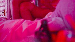 Lui scopa il culo della sua giovane ragazza