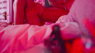 Lui scopa il culo della sua giovane ragazza